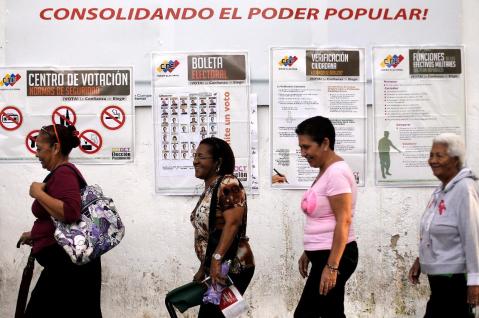 Un grupo de votantes venezolanos se dirige a las urnas para efectuar su voto.